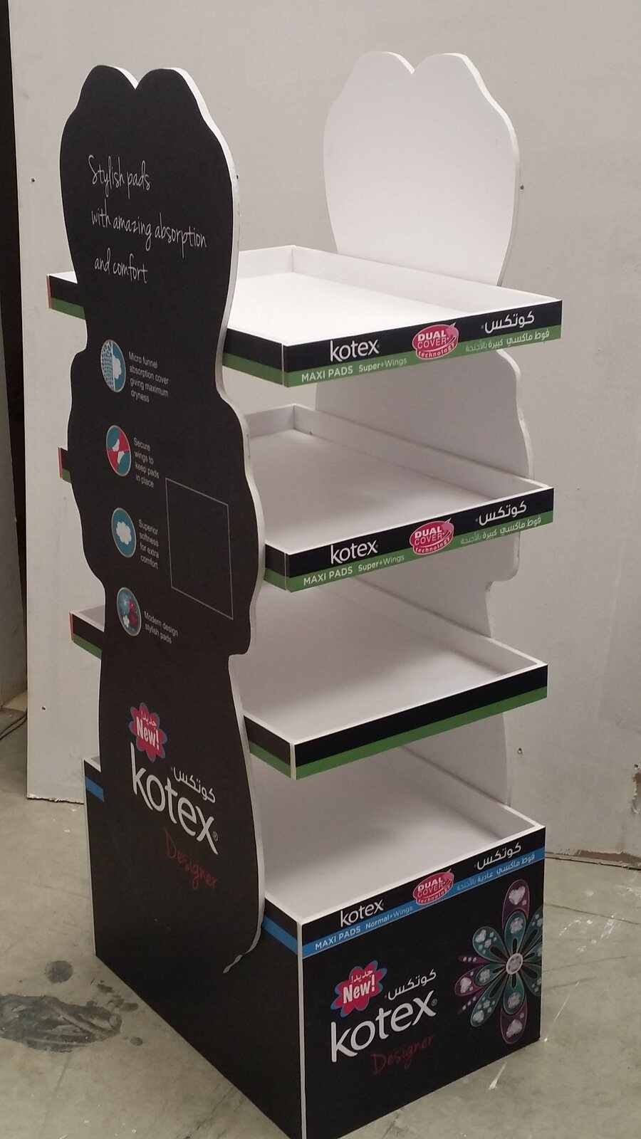 Freestanding branded retail shelving display